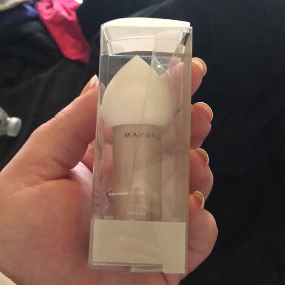 Foundation blending sponge & NYX setting spray - Picture 3 of 8